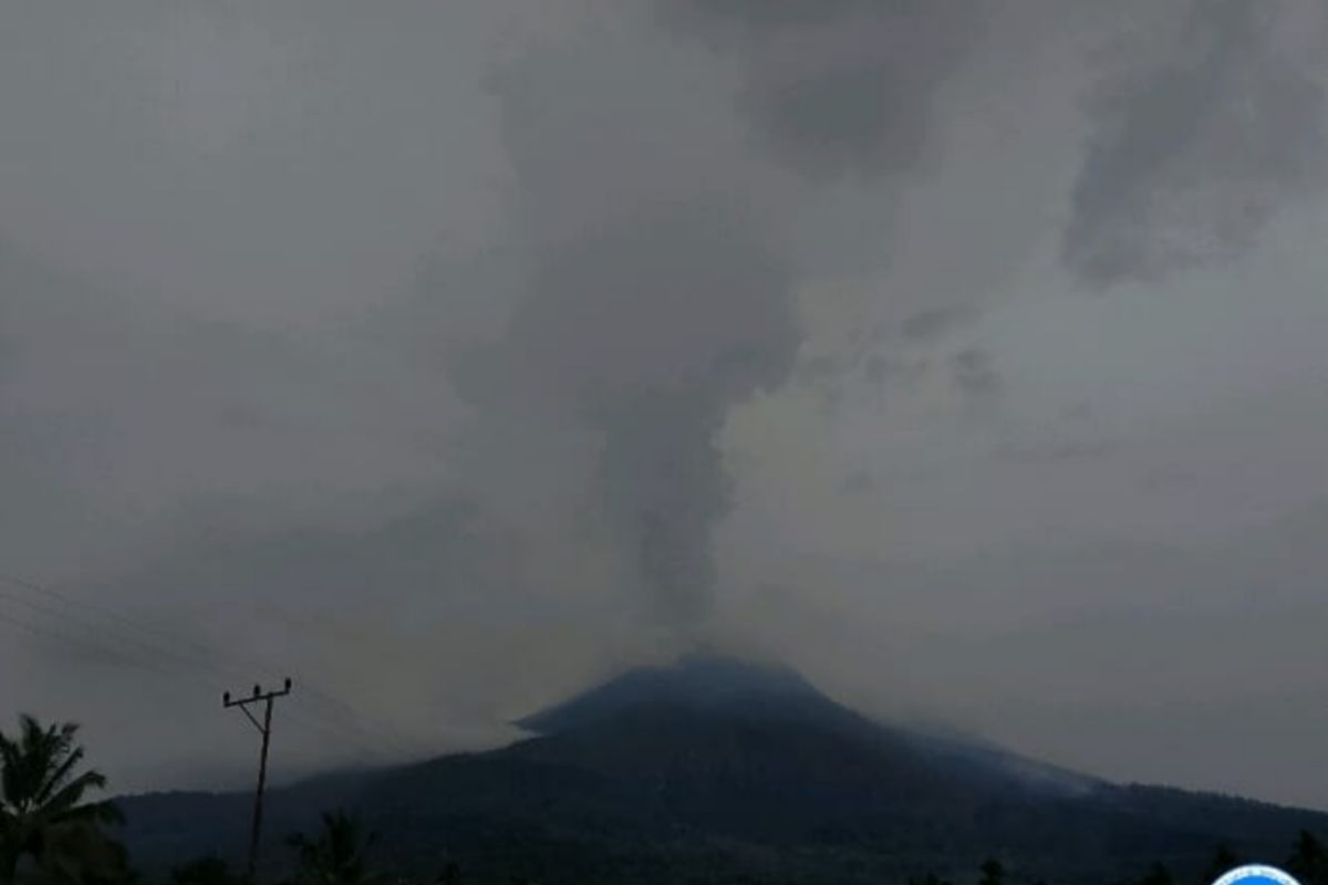 Gunung Lewotobi naik Level IV Awas setelah 987 gempa hembusan