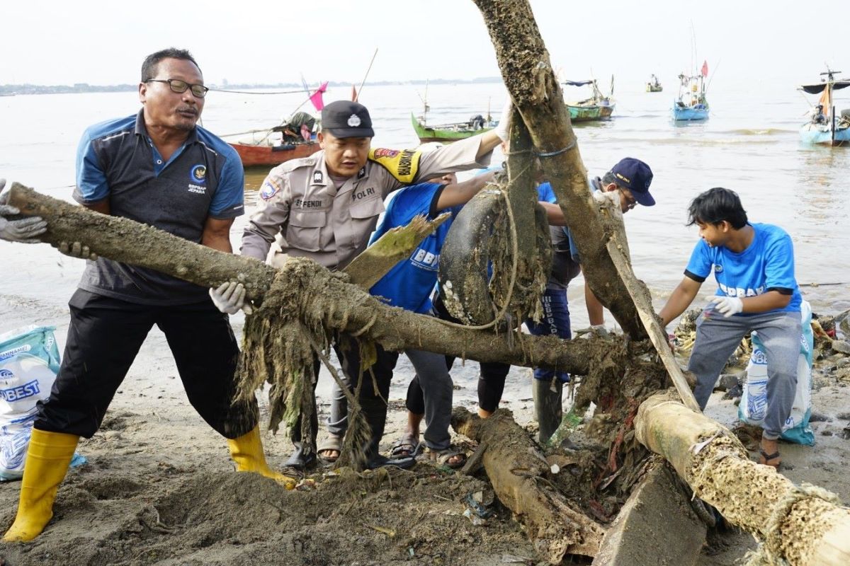 BBPBAP Jepara bersama TNI/Polri bersihkan kawasan pantai