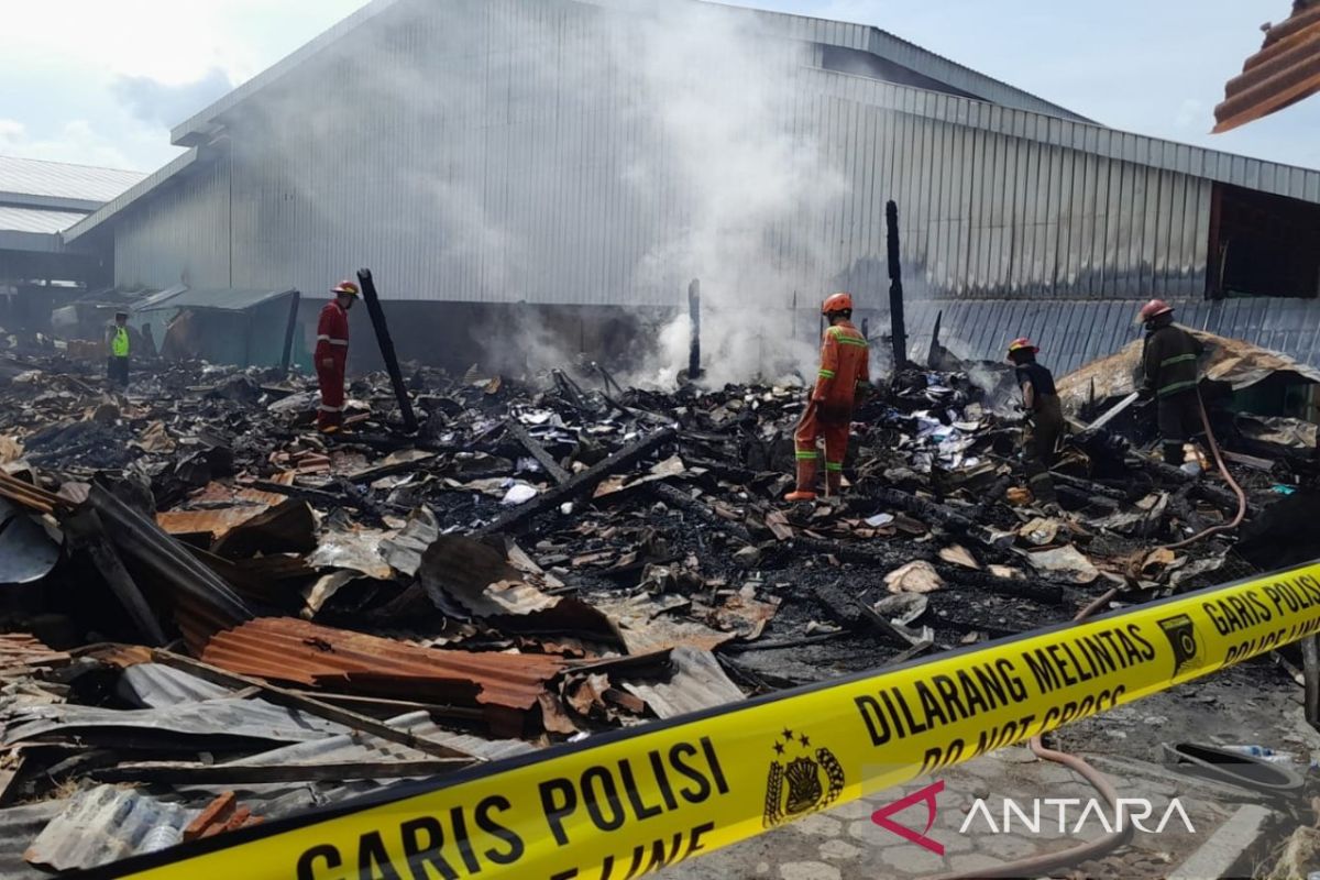 Puluhan kios pedagang di Pasar Induk Blora ludes terbakar