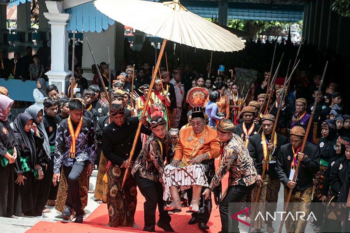 Kirab Jumenengan digelar sebagai peringatan kenaikan tahta Raja Keraton Kasunanan