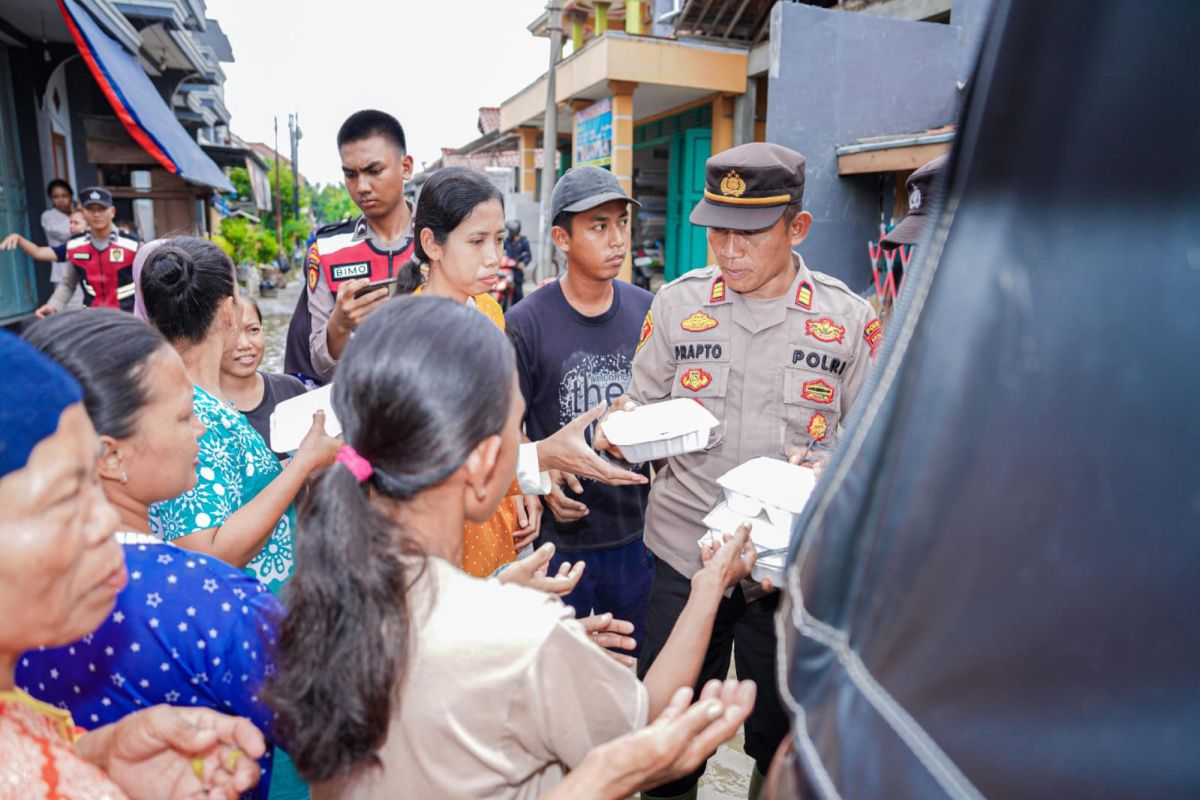 Polres Brebes bagikan 3.000 paket nasi bantu warga terdampak banjir