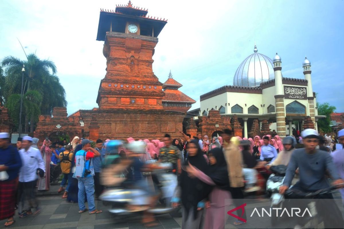 Masjid Menara Kudus dipadati wisatawan saat libur Isra Miraj