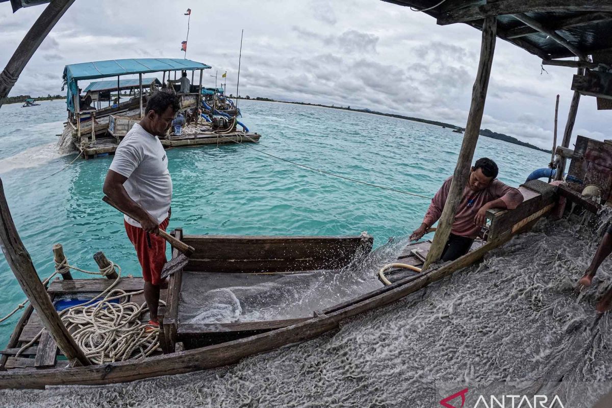 Penambangan timah di perairan Pantai Matras Kabupaten Bangka