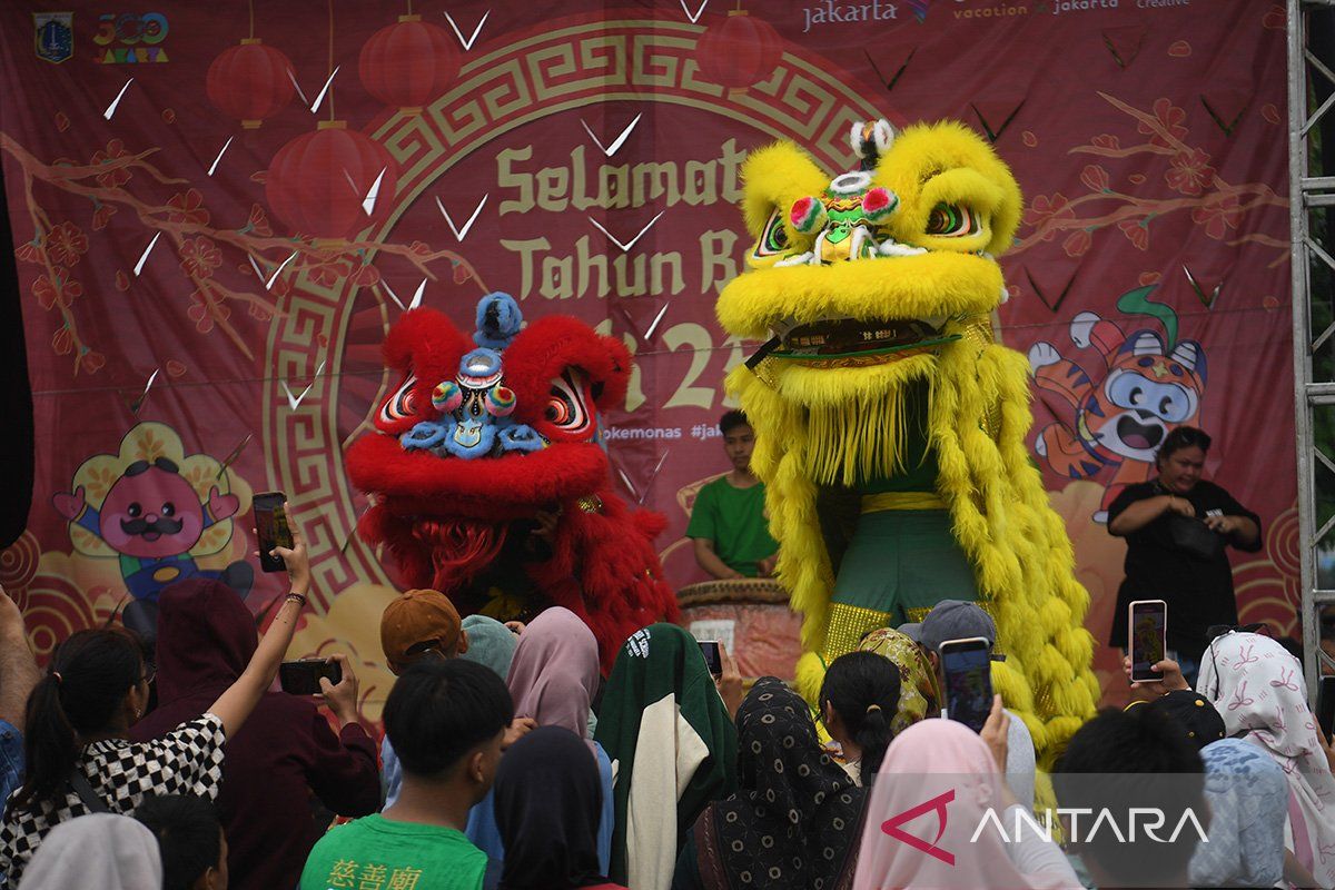 Atraksi barongsai meriahkan Tahun Baru Imlek di Monas