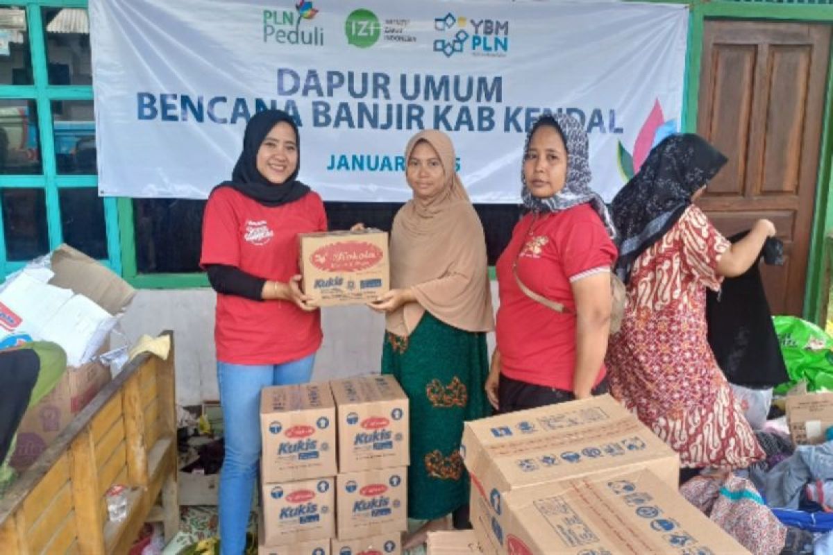 Biskuit Kokola bagikan biskuit kepada korban banjir Kendal