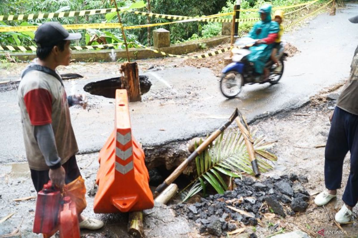 BPBD Trenggalek pastikan jalan rusak Kampak-Watulimo segera diperbaiki