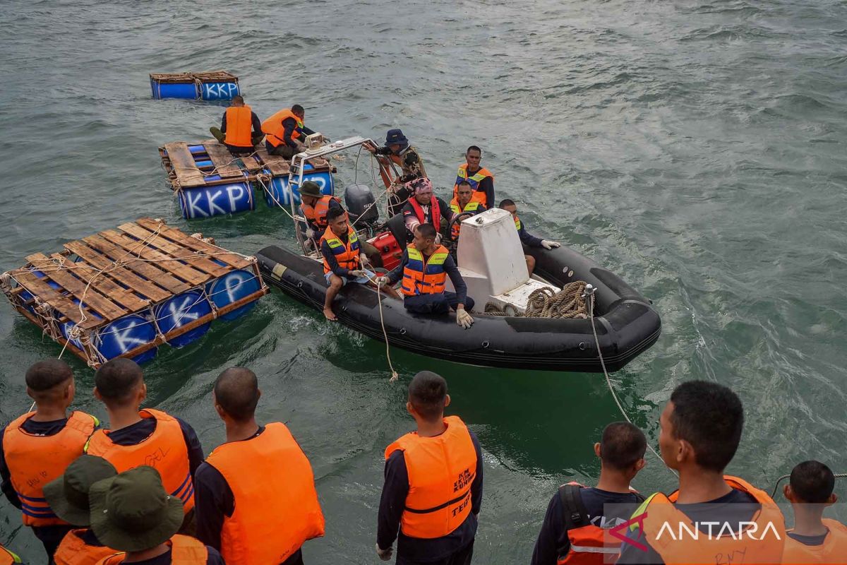 Faktor cuaca jadi kendala pencabutan pagar laut di perairan Tangerang