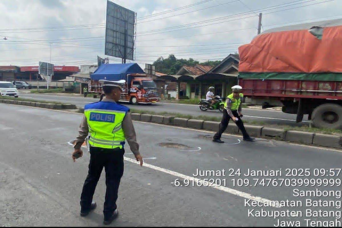 Polres Batang  tandai puluhan lubang jalan pantura cegah kecelakaan