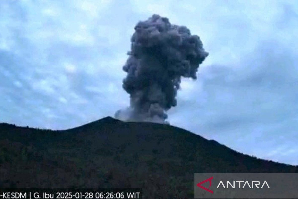 Gunung Ibu kembali lontarkan lava pijar setinggi 300 meter