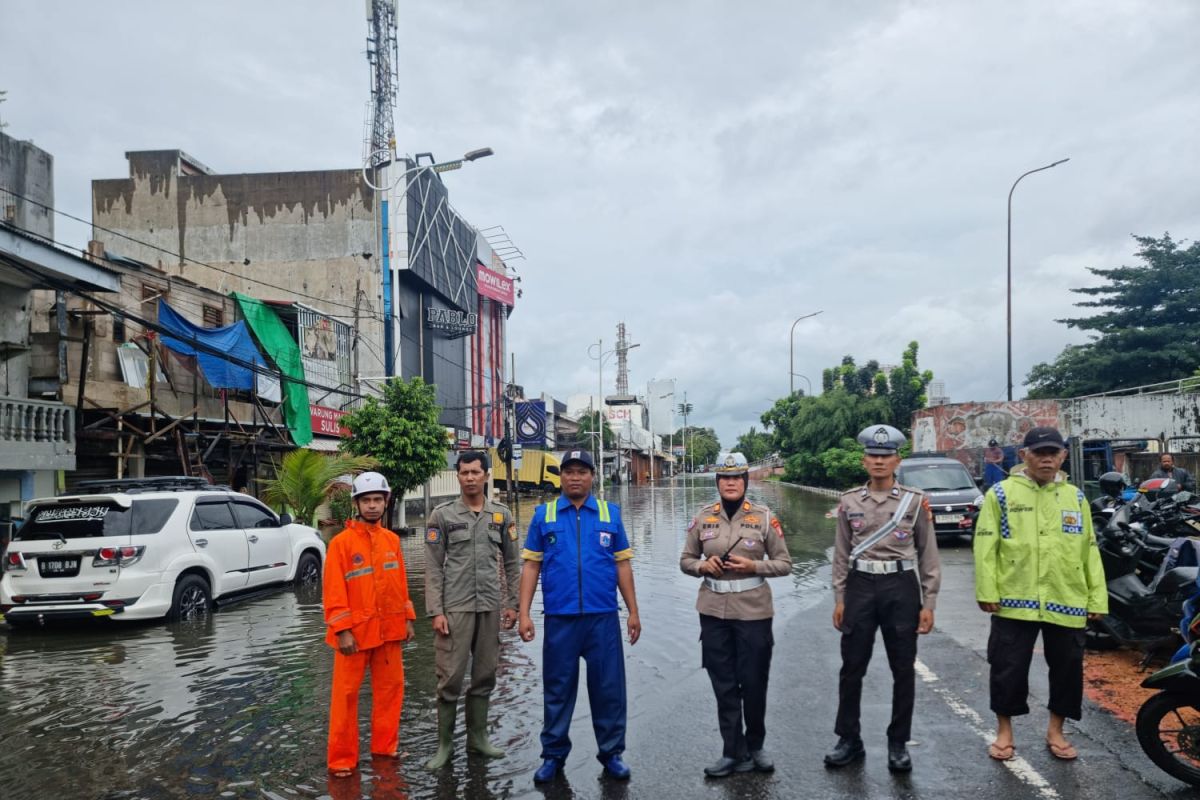 Polisi terapkan rekayasa lalu lintas akibat banjir di Jakbar