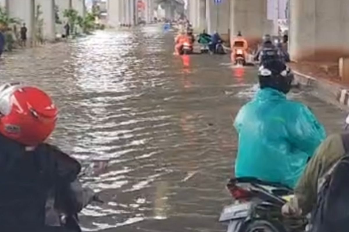 Lebih dari 200 orang di Rorotan diungsikan memakai truk peti kemas