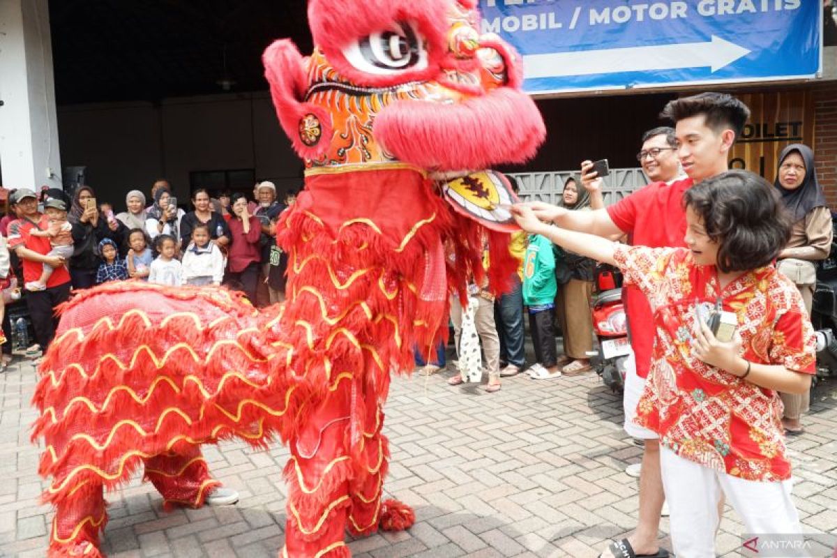 Pertunjukan barongsai sambut Imlek di Tulungagung