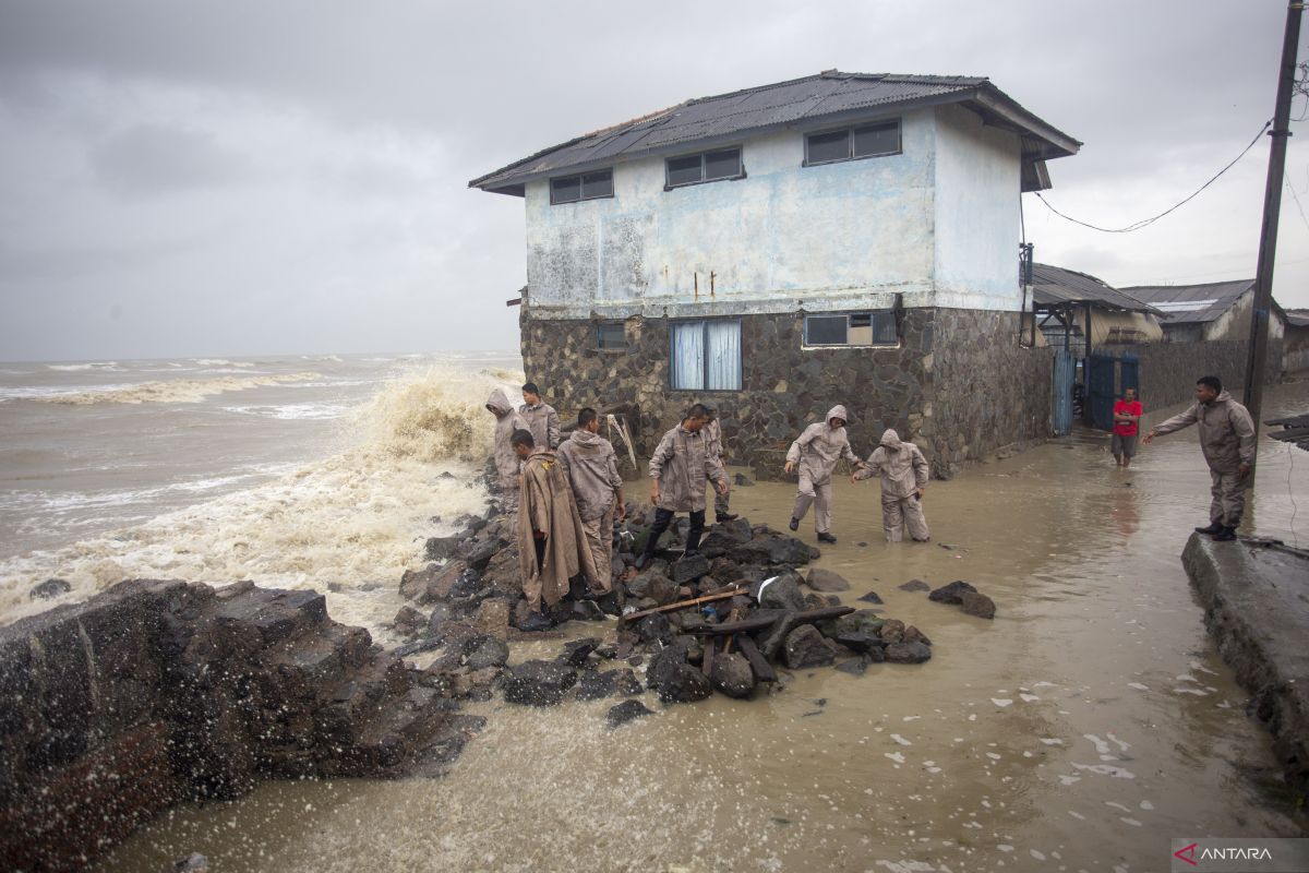 Tanggul laut di Indramayu jebol