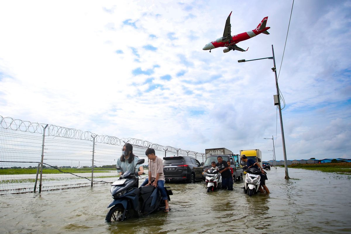 Banjir merendam Jalan Parimeter Utara Bandara Soekarno Hatta