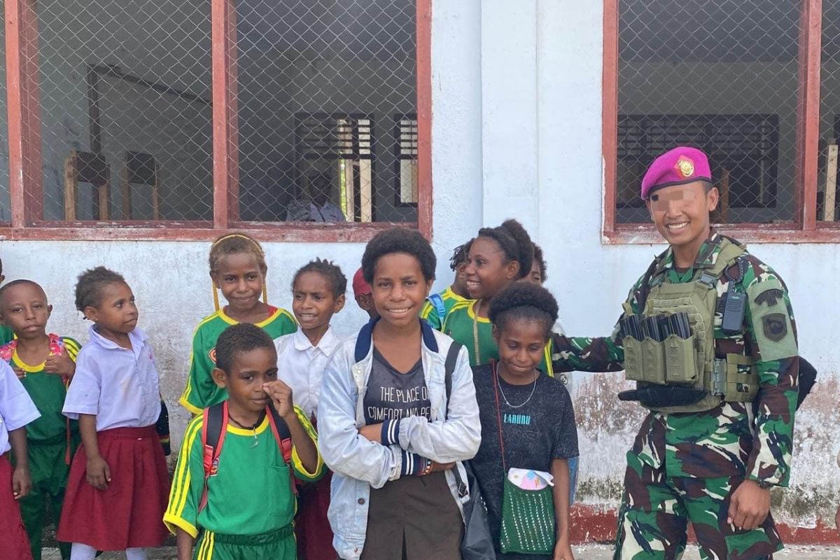Satgas Yonif Marinir patroli di perbatasan Papua sambil bersosialisasi