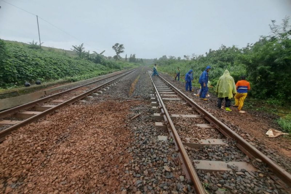 Banjir di Batang, perjalanan enam kereta terganggu