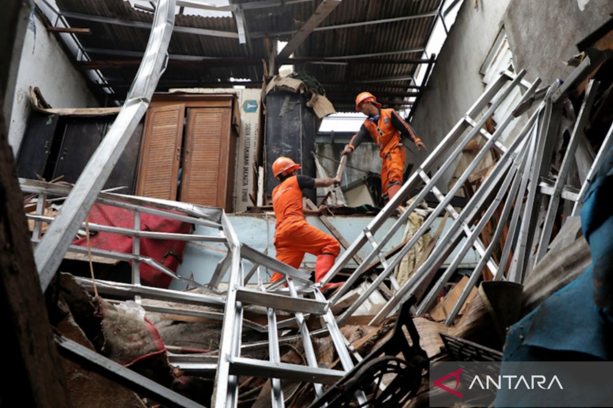 Jaktim bersihkan puing-puing rumah yang ambruk di Duren Sawit