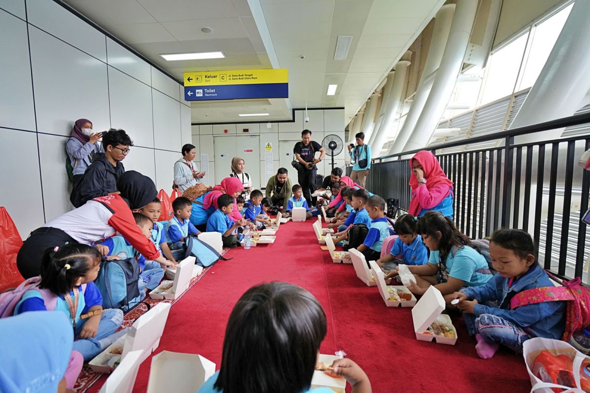 Hari Gizi Nasional, KAI bagi makanan bergizi ke peserta Edutrain LRT