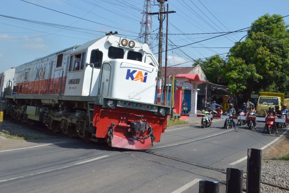 ⁠Bagaimana aturan perlintasan kereta api di Indonesia?