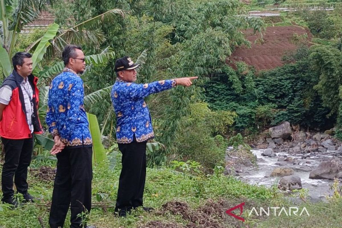 Tebing longsor ancam jalan nasional  Temanggung-Wonosobo