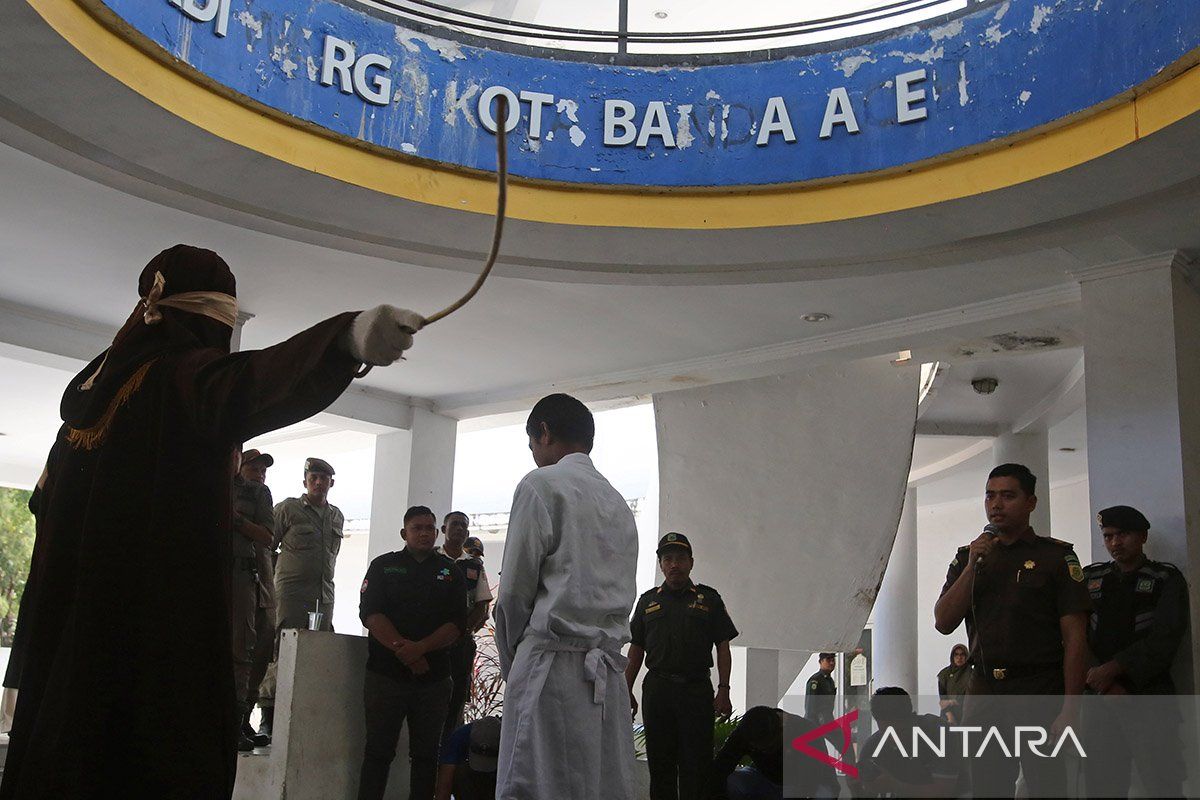 Mahkamah Syariat Islam Banda Aceh cambuk pelanggar Syariat Islam dalam kasus judi online