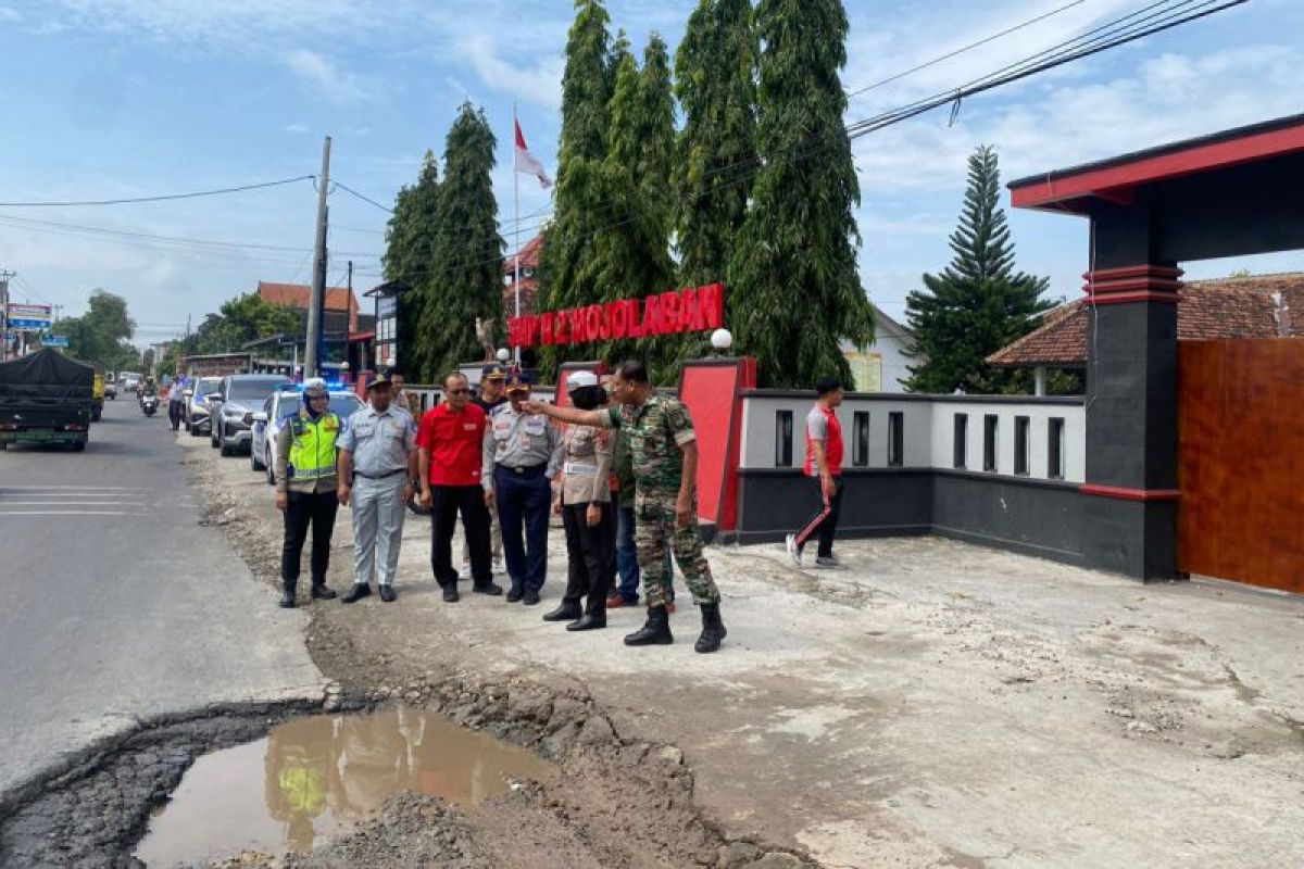 Polres Sukoharjo cek jalan untuk minimalkan angka kecelakaan