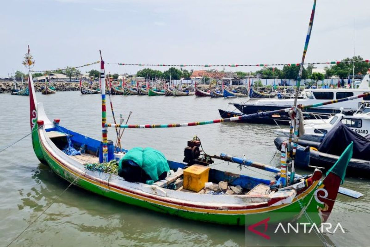 Nelayan di Situbondo tambatkan perahu akibat cuaca ekstrem