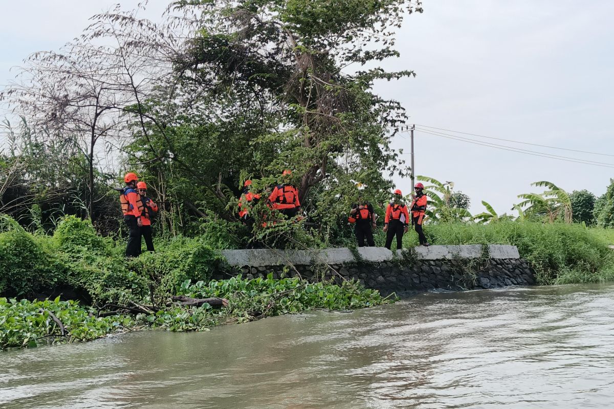 Dinas PU SDA Jatim bersihkan sungai atasi banjir di Candi Sidoarjo