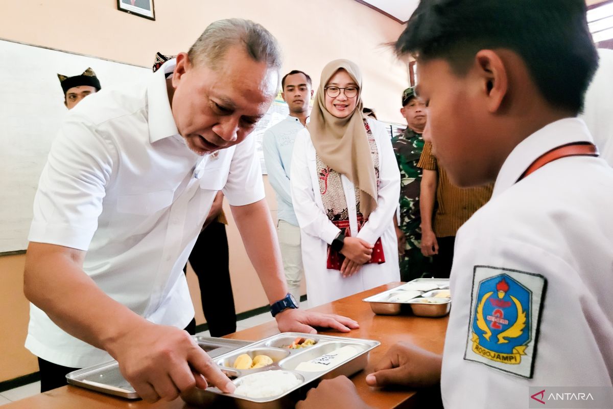 Menko Zulhas tinjau MBG perdana di SMPN 2 Rogojampi Banyuwangi