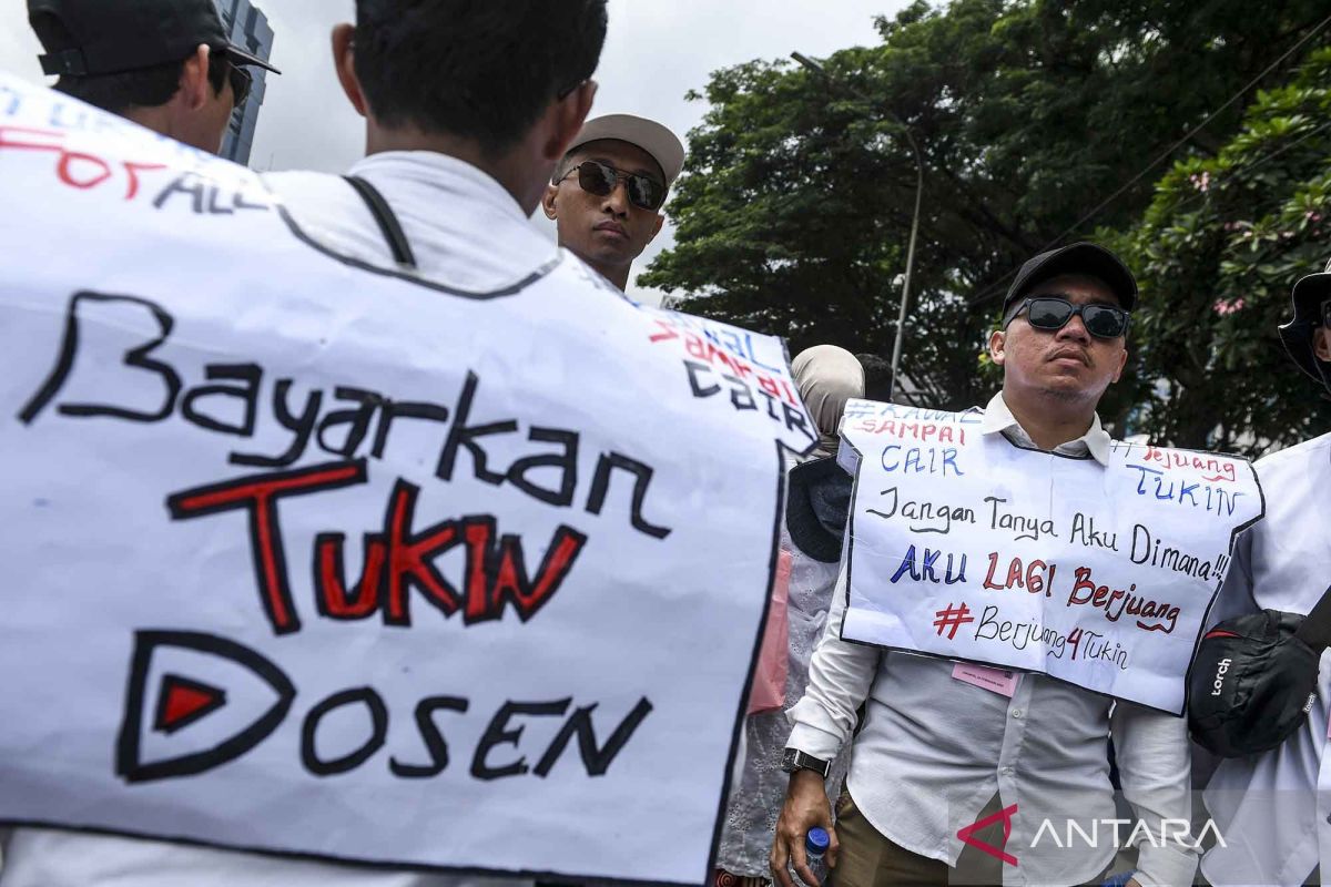 Dosen berunjuk rasa tuntut pembayaran tunjangan kinerja