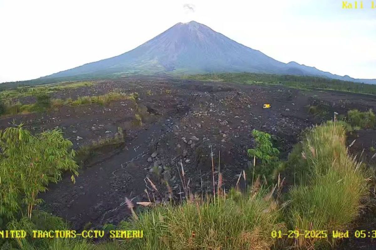 Untuk keamanan warga, alat pemantau aktivitas Gunung Semeru ditambah