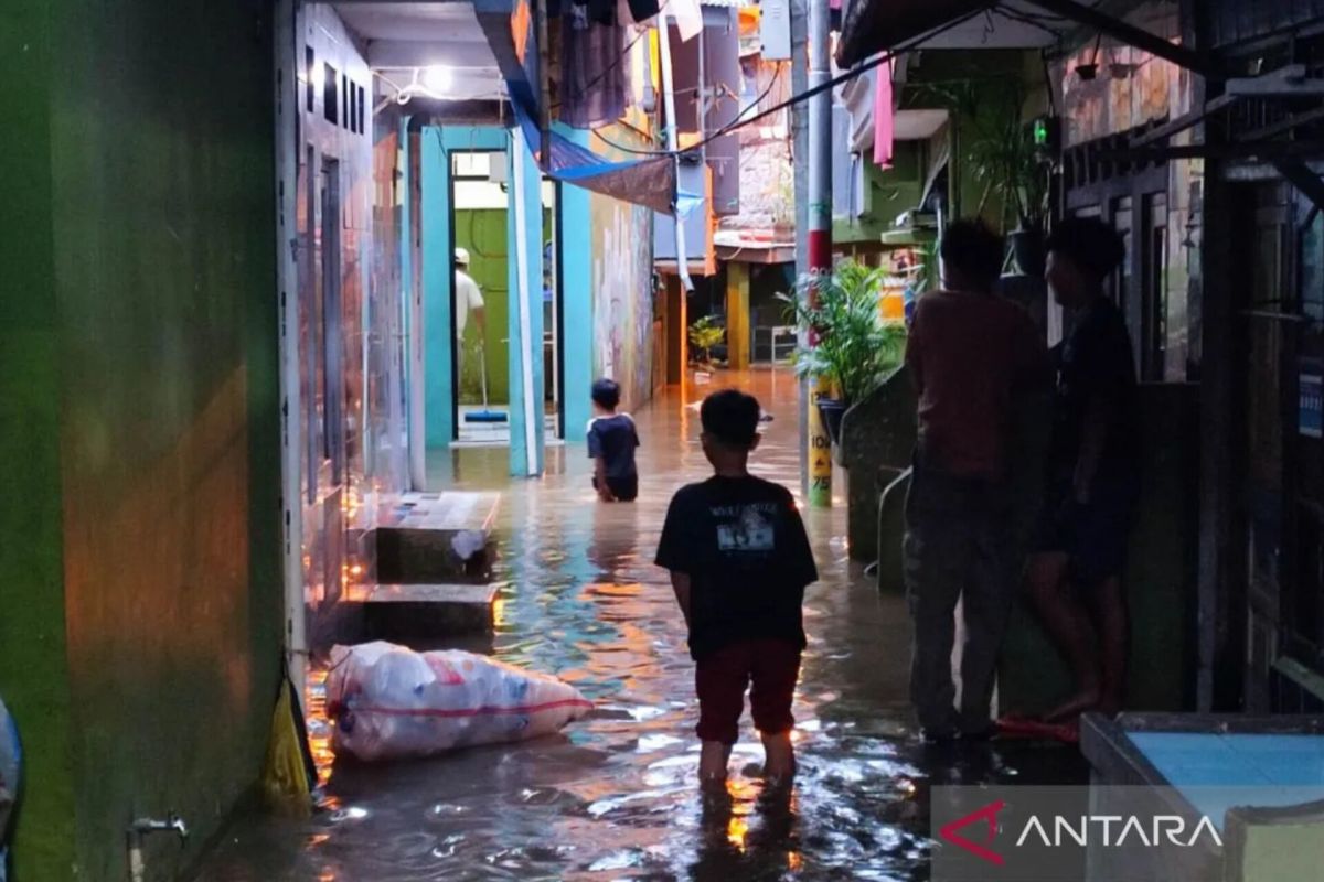 Jaktim antisipasi banjir melalui siagakan petugas hingga keruk lumpur