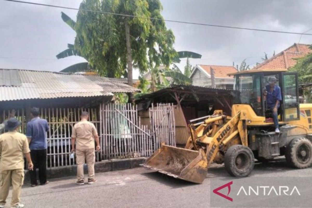 Diduga jadi tempat mesum, warung sekitar Gelora Bangkalan dibongkar paksa