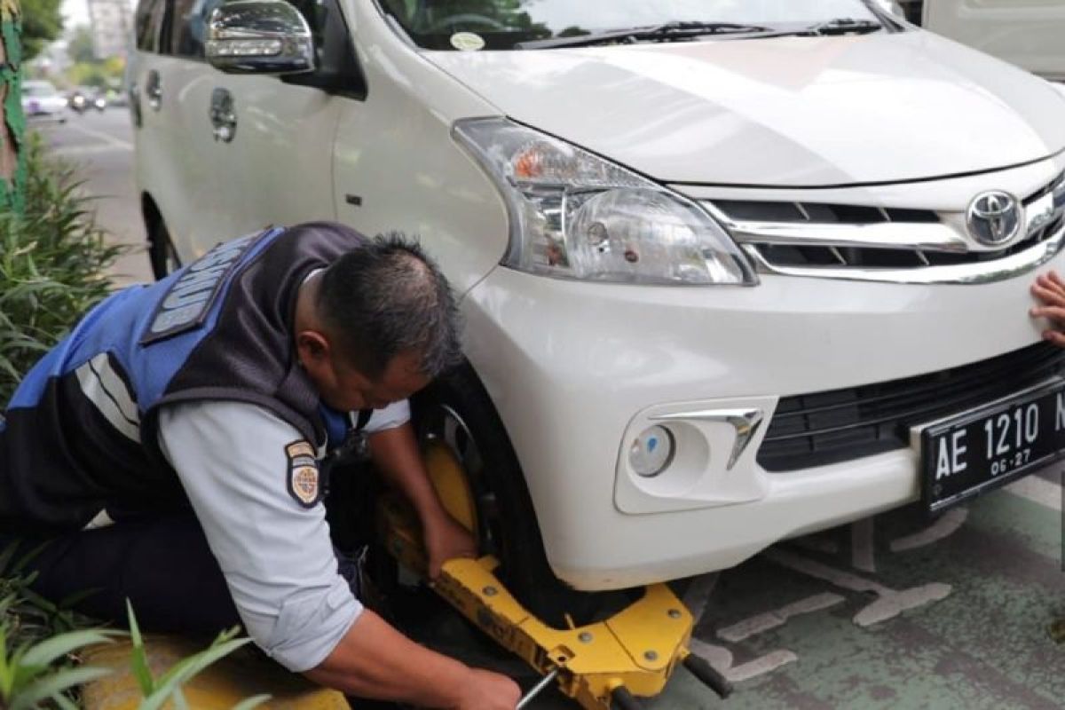 Dishub Kota Madiun tegur pengemudi parkir kendaraan sembarangan