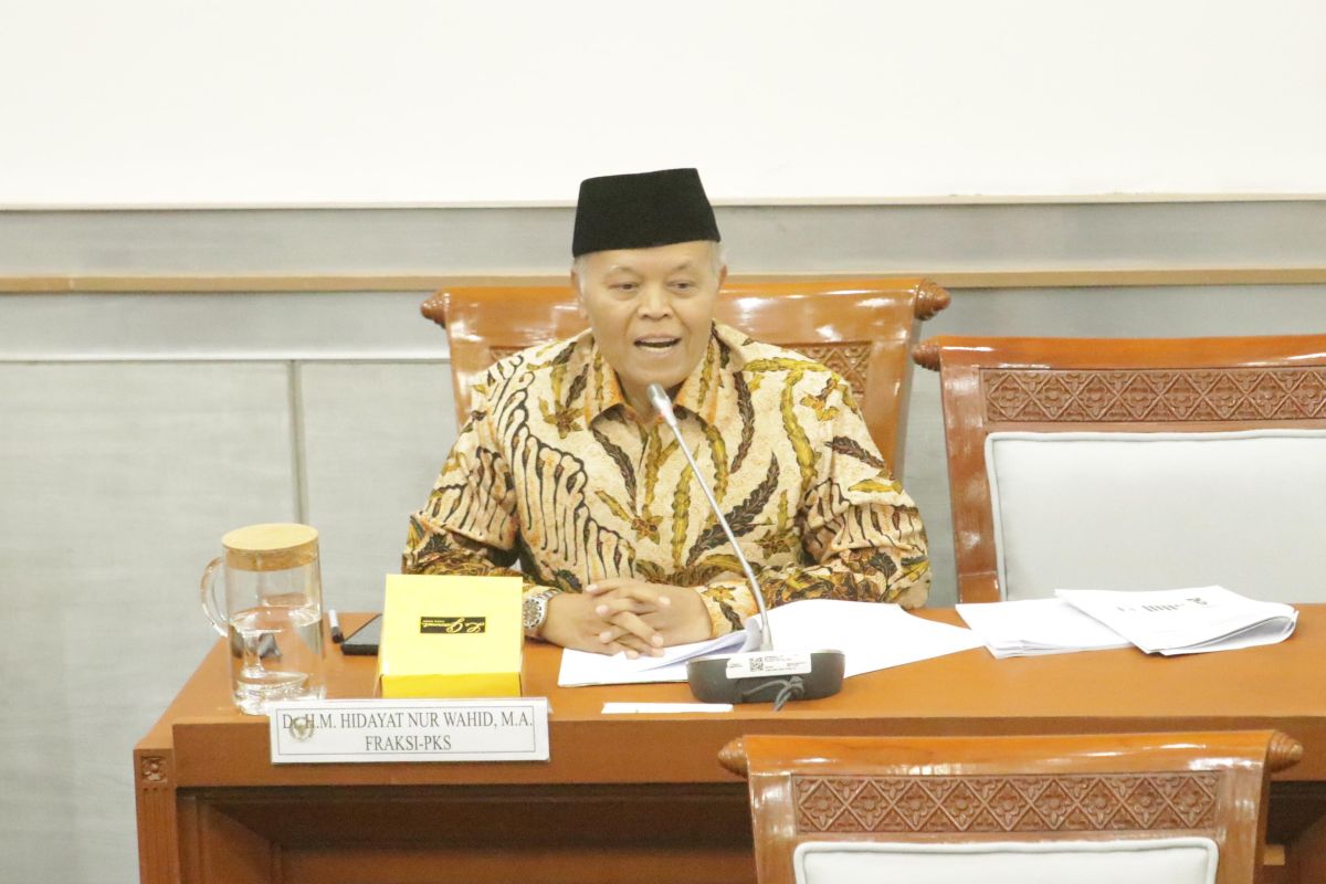 DPR dorong koordinasi lintas komisi soal pembatasan internet anak