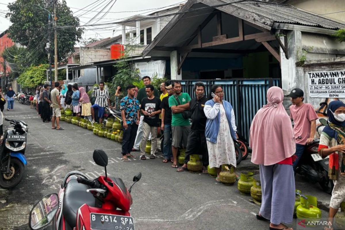 Warga antre berjam-jam untuk dapat elpiji 3 kg di Gandaria Selatan