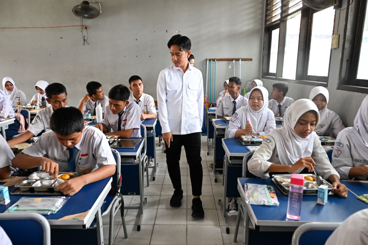 Wapres tinjau penerapan Program MBG di SMPN 11 & SMAN 4 Depok