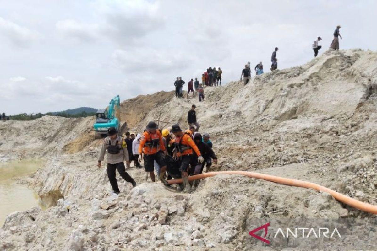 SAR gabungan berhasil evakuasi korban tanah longsor di Bangka Selatan