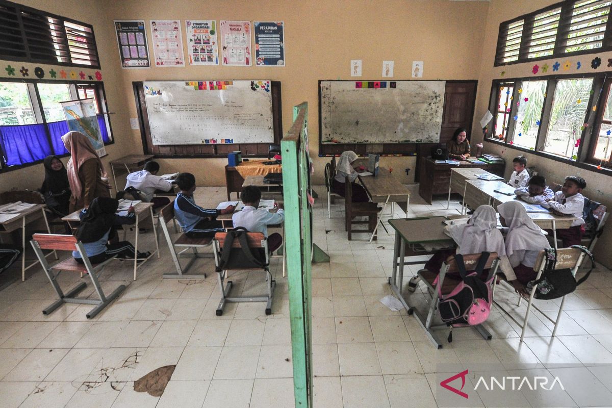 Sekolah di Batanghari Jambi terpaksa sekat kelas karena kekurangan ruangan