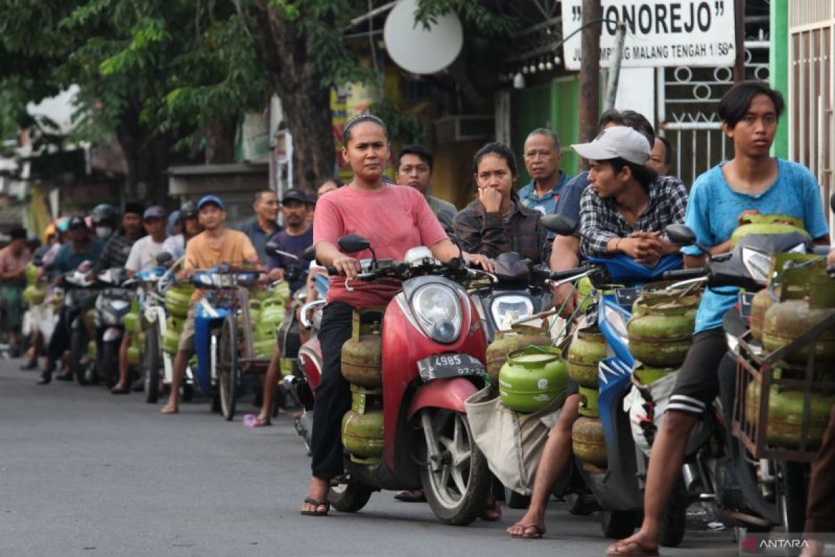 Antrean pembelian gas elpiji tiga kilogram di Surabaya