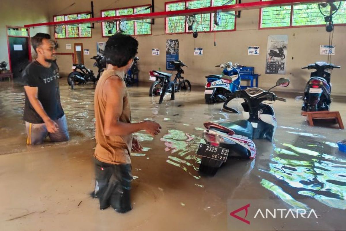 SMKN 1 Kendit Situbondo terendam banjir hingga 