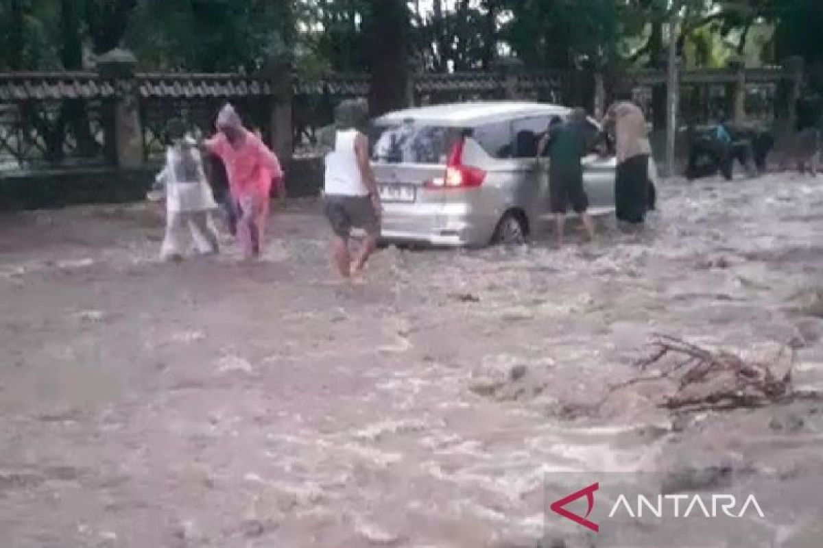 Banjir disertai material batu dan pasir tutup jalur pantura Situbondo