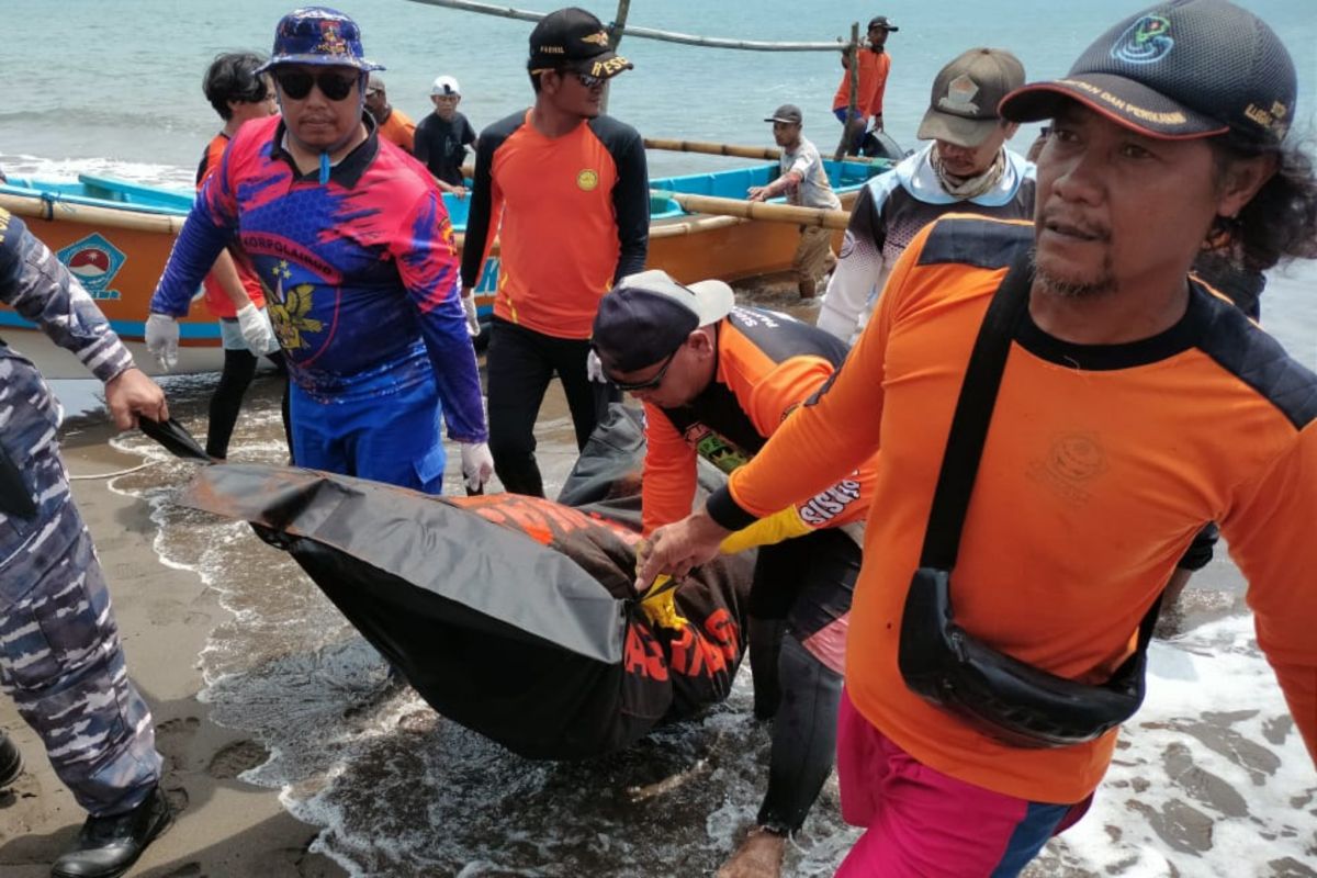 Tim SAR temukan wisatawan yang terseret ombak di Pangandaran