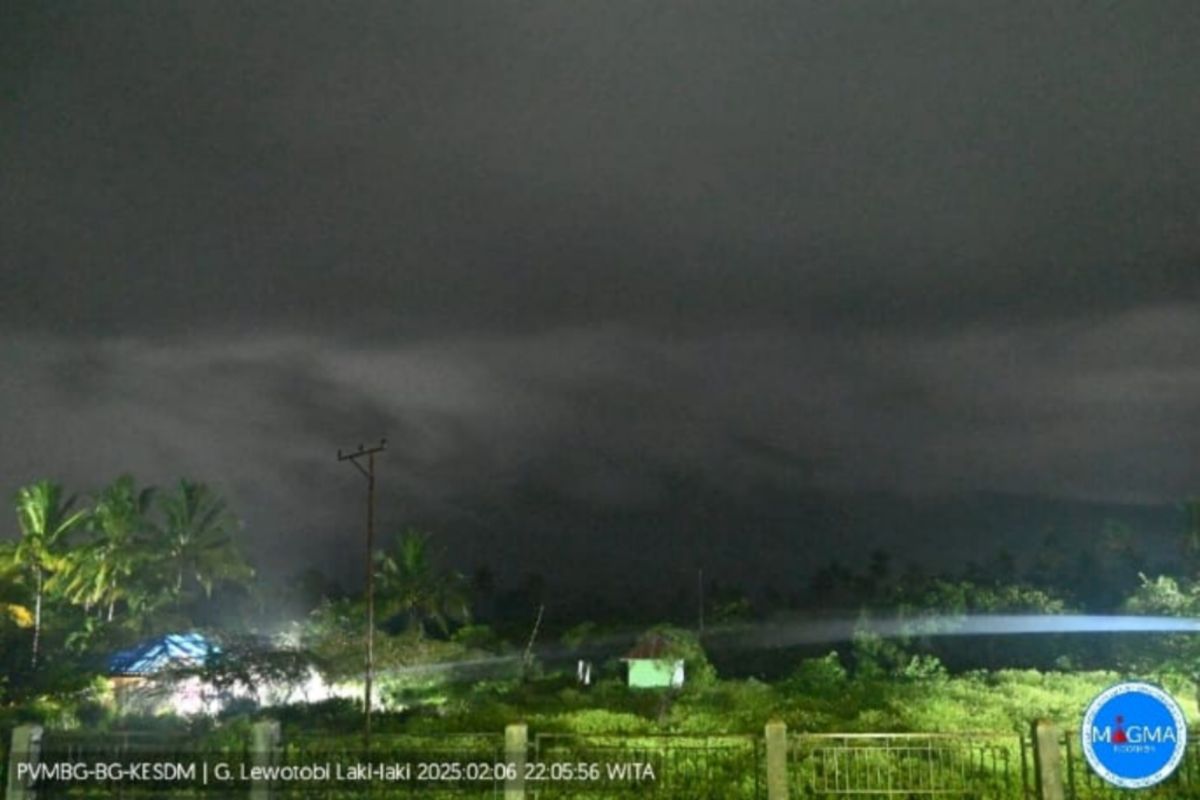 Gunung Lewotobi Laki-laki erupsi dua kali pada Kamis malam