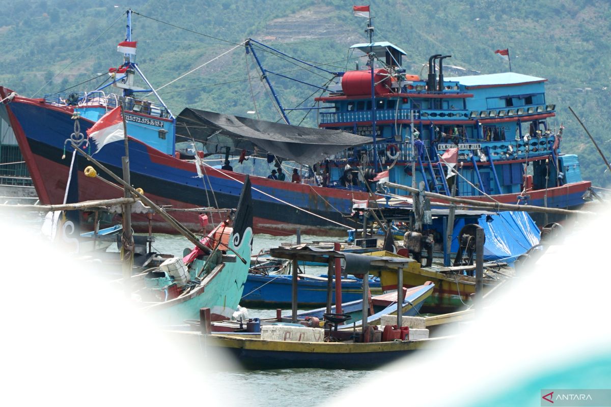 Cuaca buruk, sejumlah kapal besar berlindung di Teluk Popoh