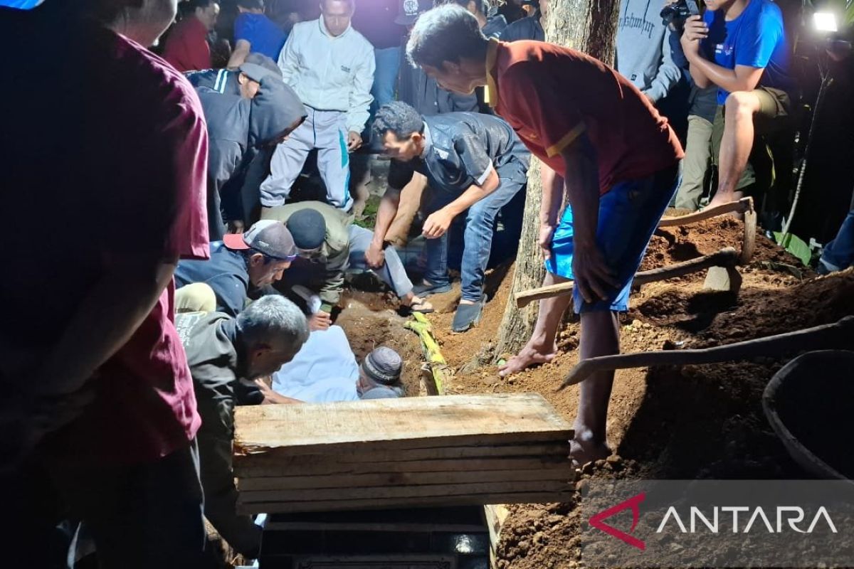 Puluhan pelayat iringi pemakaman korban kecelakaan GT Ciawi Kamis pagi