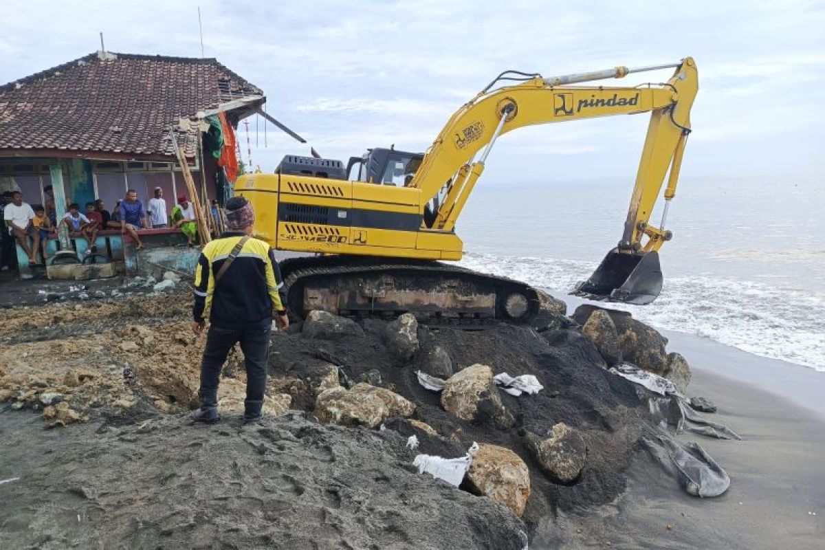 Pemkot Mataram buat tanggul atasi abrasi di tiga titik  pesisir pantai