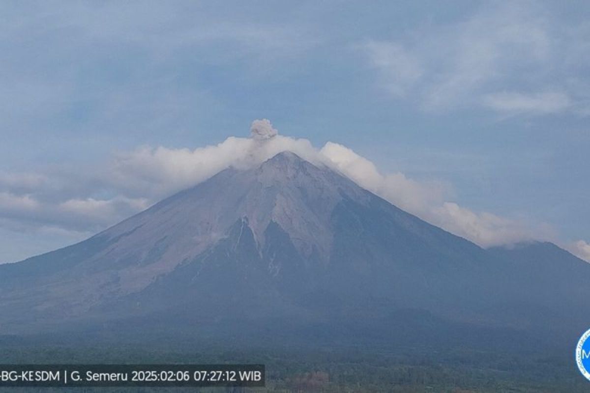 Gunung Semeru erupsi dengan letusan 400 meter di atas puncak