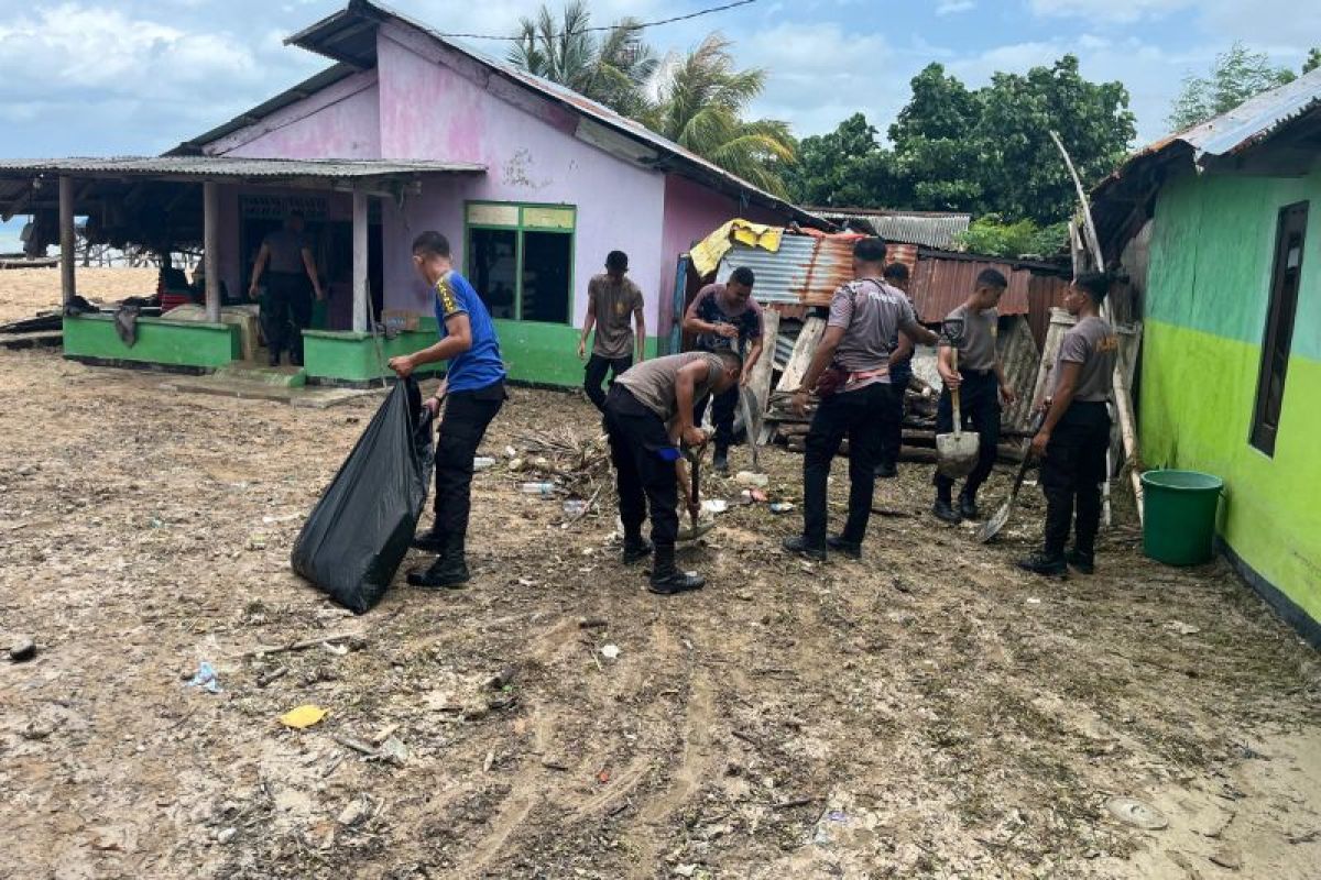 Personel Polairud Polda NTT bantu bersihkan rumah korban banjir rob