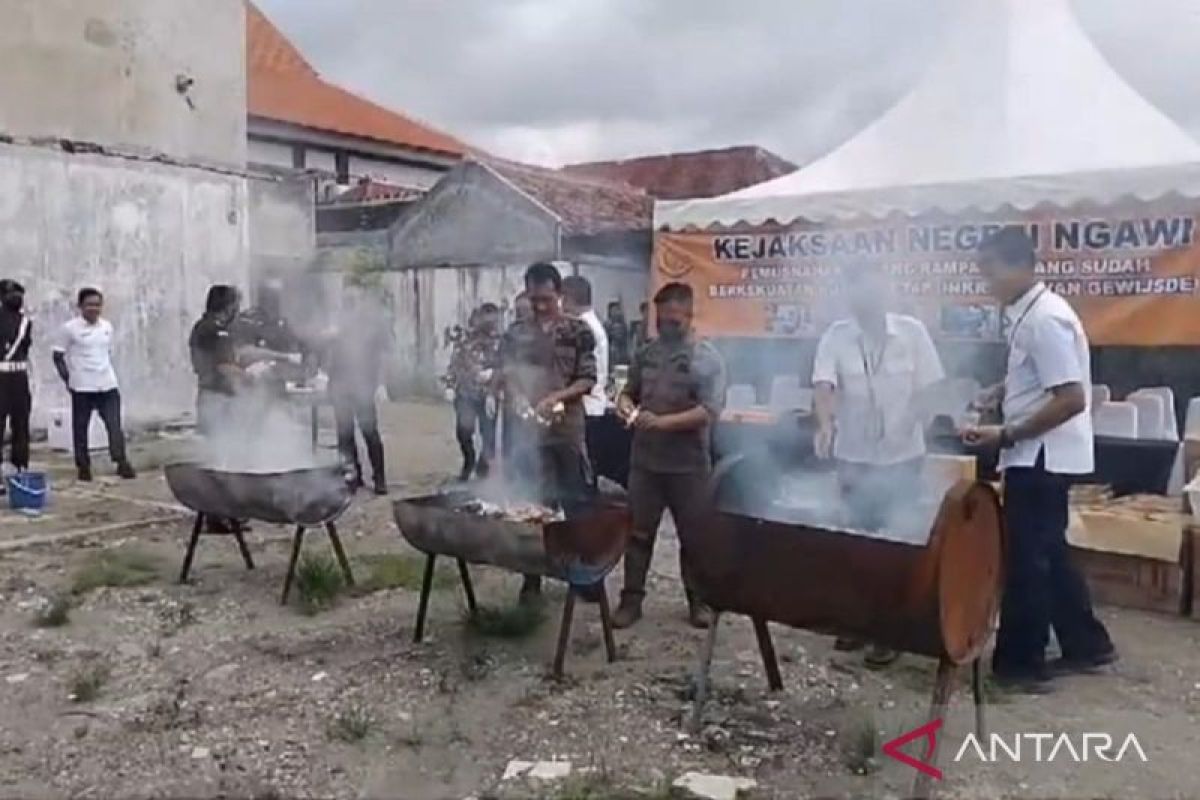 Kejari Ngawi musnahkan barang bukti narkoba dan rokok ilegal